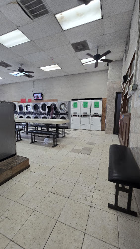 Curve Laundromat in Donna
